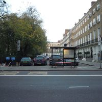 目の前にバス停があります。