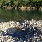 夏は川泳ぎと温泉で楽しめる！