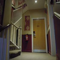 階段踊り場。エレベーターはありません。荷物はご自分で。