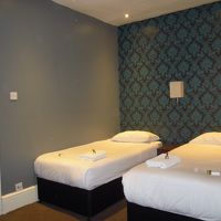 広いです。後ろにもう１台正ベッドがあります。