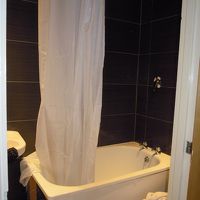 微妙にカーテンの幅が足りません。