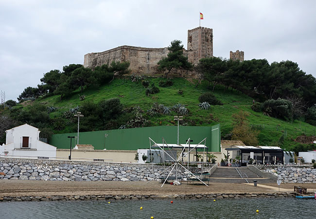 丘の上に立つ古城