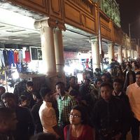 ホテルの1階です。バングラの方々が露天してます。ほぼ日常品