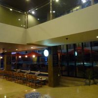 フロントからプールとレストラン（夜はバー）が見える。