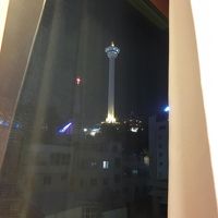 窓枠だけは綺麗に改装されていました。