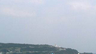 少し赤みのある砂と青い海に囲まれたのんびりした島です