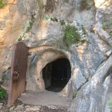 洞窟の入り口。重そうな鉄扉がついてます。