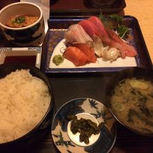 刺身定食880円です。新鮮で厚切りの刺身は絶品です。