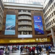 駅コンコース内です。