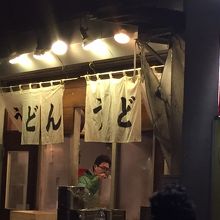 混んでいますが、回転が速いです！