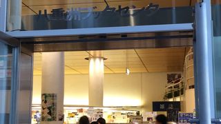 中２階にカフェレストランティファニーがあります。