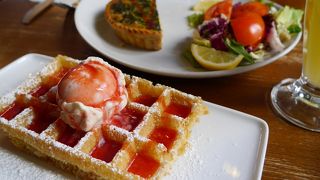 座ってワッフルを食べるなら
