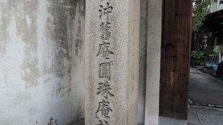 ご神木に鎌がびっしり打ち込まれている。不思議なところ。