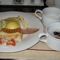 朝のビュッフェで食事