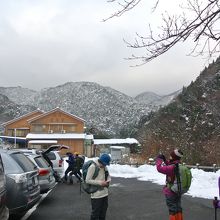 登山口の宇賀渓駐車場