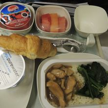 KULの復路便。朝食：チキンライス。