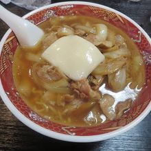 龍鳳麺（豚焼き肉とお餅がのってました）