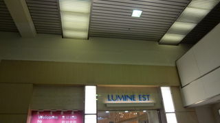 レストラン街はいつも混雑しています