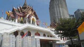 チャオプラヤー川に面した寺院
