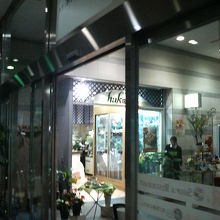 店先や外の壁沿いまで大小さまざまな花が並べられてました。