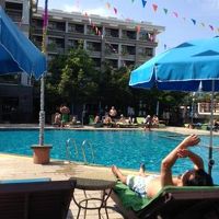 奥にある大きい方（エバーグリーン？側）のプールです