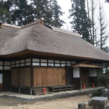 2つの建物が食い違いにつながっている、珍しい構造