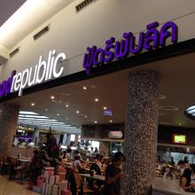 フードリパブリックの入口