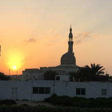 朝日がのぼってきました。浜辺から海の反対をみた光景です。