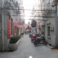 路地に洗濯物とバイクが並ぶ