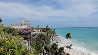 カリブ海の青さとマヤ遺跡のコントラストは素晴らしい