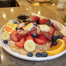 パンケーキ。右端に写っているのはサラダと割り箸。