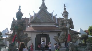 本堂の入口の両脇