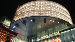 丸い吹き抜けが特徴的