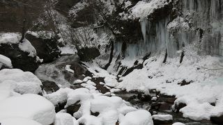屏風岩・・・冬、氷瀑が出現