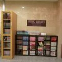 整然と整理された本棚