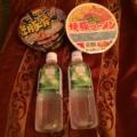 プレゼントのラーメン＆ペットボトル