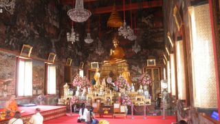 堂内は静かでした