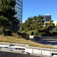 広場から浜松町方面を望む