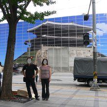 2009年には、復元工事中の隔壁にパネル写真が飾られていた。