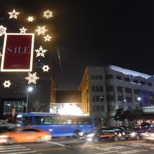 明洞の南大門地区周辺。クリスマスのイルミネーションが輝く。