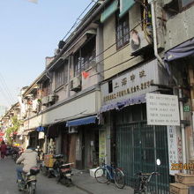石庫門住宅（長屋住宅）が続きます。