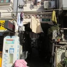 山東南路７９弄、洗濯物が暖簾替わりの入口。