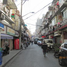 盛澤路は長屋住宅が並ぶ商店街。