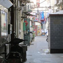 住宅地の中は上に洗濯物、通路にバイク、