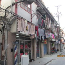 店の入口の上には洗濯物が暖簾替わりです。