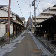 かつての宿場町の情景を思い起こさせるような建物