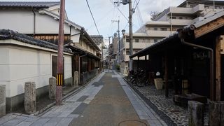 かつての宿場町の情景を思い起こさせるような建物