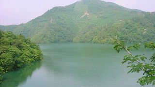静かな湖面が美しい