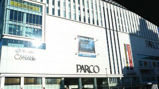 浦和らしく１階にはレッズ選手の記念写真もあり