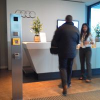 ホテル入り口に何故かアウディーのカウンターがあります。